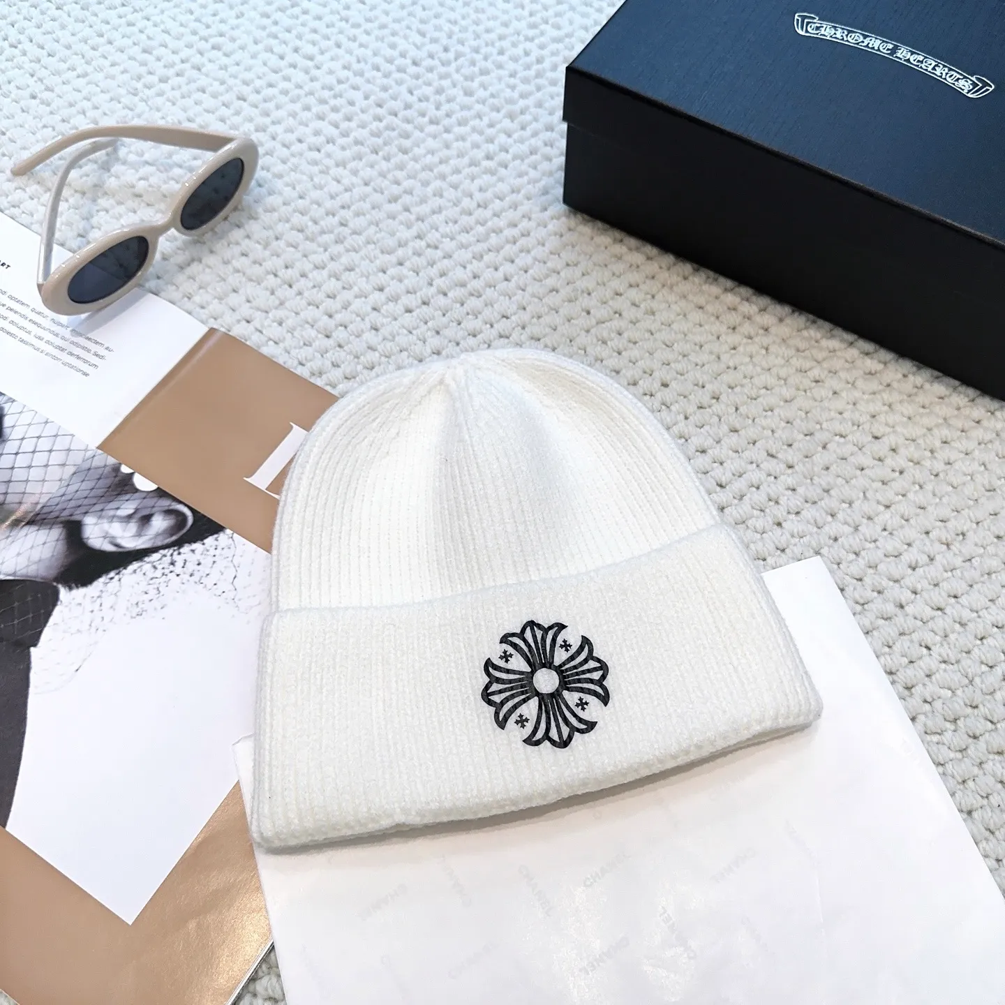 P46 🤍Chrome hearts new autumn and winter cross knitted hat🧶 One of the must-have hats in autumn and winter~ It really looks good on whoever wears it~, it is also a perfect match in black and white and gray in autumn~